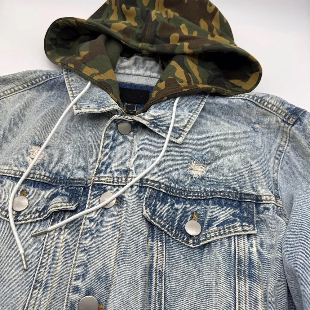 Forever 21 Men’s Light Wash Denim Jacket Camo Hood Size Large Distressed New